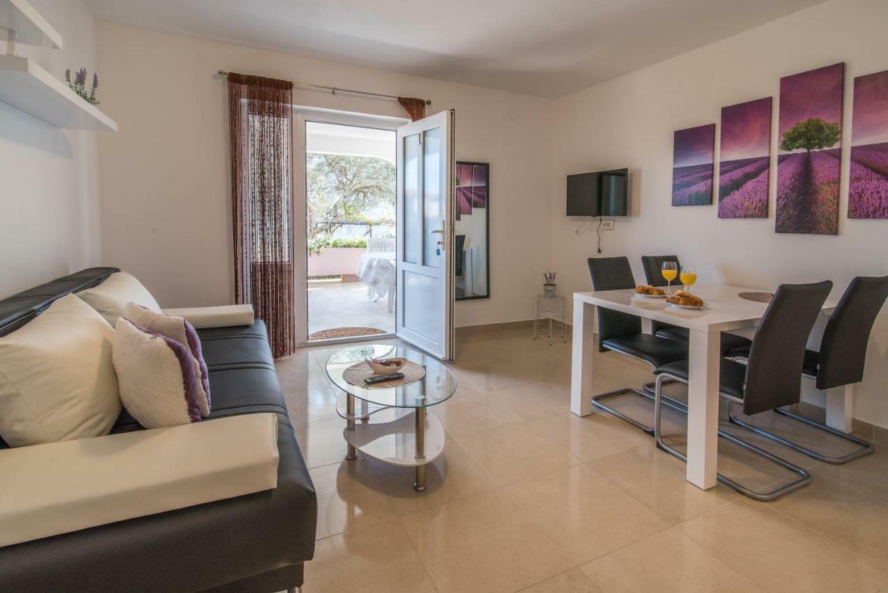 Apartments Braut Krk คิร์ก ภายนอก รูปภาพ